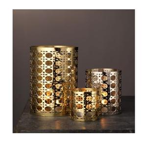 Porte-bougies en métal élégants, parfaits pour la décoration de table, offrant une lueur douce, une beauté réfléchissante et une élégance. - Product Image 1