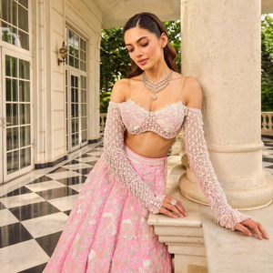 Exquisito Lehenga Choli Rosa Florido para Novia, Traje Nupcial Indio con Lentejuelas Florales, Ghagra para Recepción, Ajuste Delgado Sin Arrugas, Estilo Real - Product Image 5