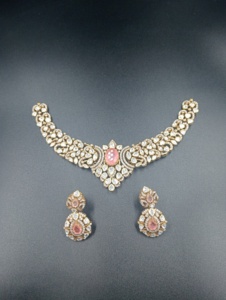 ชุดเครื่องประดับทองคำชุบเงิน Amaira Jewels ประกอบด้วยสร้อยคอและต่างหู ประดับด้วยพลอยโพลกี ดีไซน์ลายดอกไม้คลาสสิก เหมาะสำหรับงานแต่งงานและเจ้าสาว - Product Image 5
