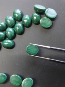 Pierres précieuses naturelles Red Mountain Gems, malachite ovale 10x8MM, pierres brutes provenant du Rajasthan pour la fabrication de bijoux - Product Image 1