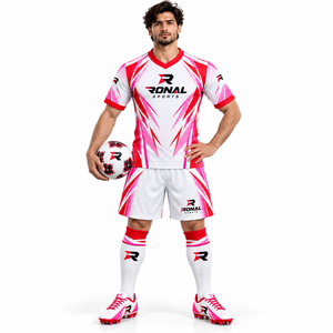 Nouvel ensemble de maillot de football court noir et or personnalisé pour hommes, uniforme de sublimation, col en V, poches latérales, couleurs et logo personnalisés - Product Image 3