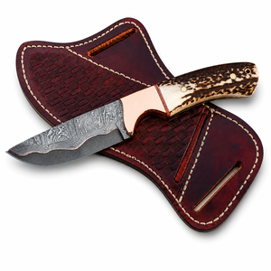 Cuchillo vaquero Skinner de acero damasco y cobre con funda de cuero y mango de asta de ciervo, regalo para él, regalos de boda. - Product Image 1