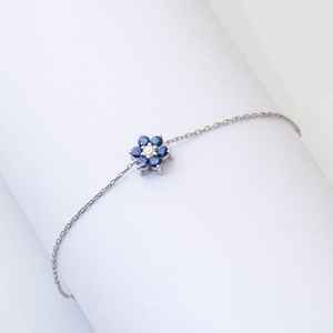Bracelet Fleur Délicate en Saphir Bleu, Petit Saphir Rond, Chaîne Minimaliste, Bijou Élégant Pierre de Naissance - Product Image 2