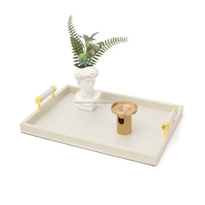 Bandeja de servicio rectangular de piel sintética verde con asas de metal Bandeja de polipiel verde elegante moderna para servir bebidas - Product Image 4