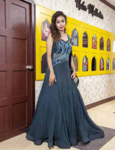 Elegante vestido de noche de georgette con corte en A, largo hasta el suelo, con bordado de cuentas y cuello corazón, sin mangas y capa transparente. - Product Image 3