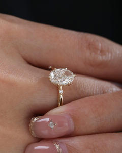 Anillo de compromiso/boda unisex de oro blanco de 14k con diamante ovalado cultivado en laboratorio IGI, estilo vintage, ideal para aniversarios y fiestas. - Product Image 1