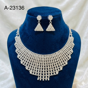 Conjunto de Joyería Vintage para Mujer, Chapado en Oro, Aleación de Zinc, Collar y Aretes con Diseño Floral, Piedras de Circonio, Moda de Estados Unidos y Francia - Product Image 2