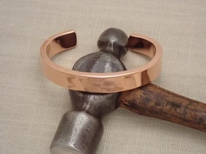 Brazalete Ajustable de Cobre con Textura Martillada Simple, Diseño Minimalista de Cobre Sólido Martillado a Mano - Product Image 5