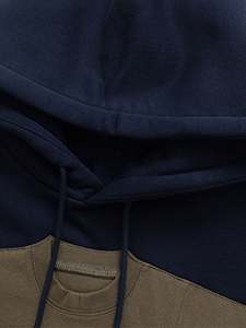 Sudadera con Capucha Azul Marino para Hombre con Aplique Verde Oliva, Diseño de Camiseta, Bolsillo Delantero, Manga Regular, Estilo Casual - Product Image 4