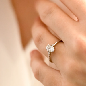 Anillo de Compromiso Clásico con Diamante de Corte Brillante Redondo, Engaste de Oro de 14K, Joyería Fina para Mujer - Product Image 2