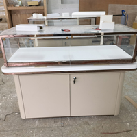 Luxuriöse Schmuckvitrine mit Roségold-Rahmen und Glasfront, LED-Beleuchtung und Abgerundeter Basis für Einzelhandelsgeschäfte