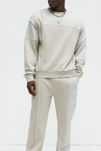 Sweat-shirt élégant pour homme à col rond et blocs de couleur, design doux à panneaux neutres avec manches longues pour un style décontracté moderne et une coupe ample. - Product Image 3