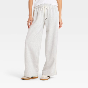Pantalones de chándal anchos Heather Grey para mujer, de tiro medio, con cordón ajustable, franja lateral en contraste color crema y bajo abierto. - Product Image 1