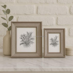 Cadre photo en bois à finition naturelle pour une présentation d'images minimaliste à la maison avec un style épuré, une ambiance calme, une beauté subtile et un accent d'élégance. - Product Image 1