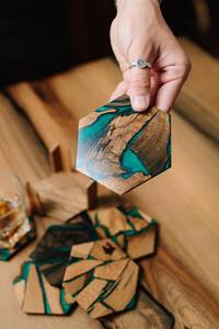 Sous-verres ronds en bois brut rustique avec incrustation de résine verte, design moderne, résistants à la chaleur, épaisseur 6 mm, lot de sous-verres - Product Image 6