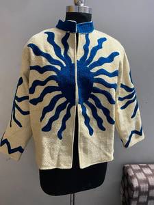 Veste Suzani brodée à la main motif soleil, pour femme, jaune et bleu, en coton matelassé à chevrons, style vintage bohème, courte et ouverte sur le devant - Product Image 1