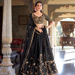 Lehenga Choli Premium de Seda Rangoli con Bordado de Zari, Lentejuelas y Dori, con Dupatta con Trabajo de Calado |   Lehenga de Novia de Diseño para Boda - Product Image 2