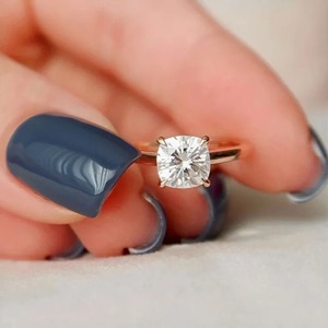 Bague solitaire en or rose 14 carats avec diamant taille coussin 1,30 carat, sertie à griffes, certifiée, style minimaliste, cadeau de mariage - Product Image 1