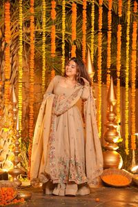 Nouvelle collection de costumes Anarkali 3 pièces, parfaits pour les occasions festives. Costume Anarkali prêt-à-porter d'un fournisseur indien. - Product Image 4
