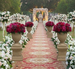 Urne classique avec piédestal réglable en hauteur – Décoration haut de gamme pour allées et entrées de mariages indiens en destination - Product Image 3