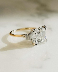 Anillo romántico de cinco piedras con moissanita brillante de 8 mm, corte Asscher, en rodio con plata 925 original, regalo de boda para novia. - Product Image 3