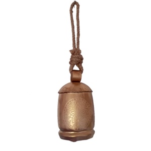 Cloche en fer artisanale avec finition rustique et support en corde ajoute un décor vintage charmant et un son apaisant pour la maison et le jardin - Product Image 1