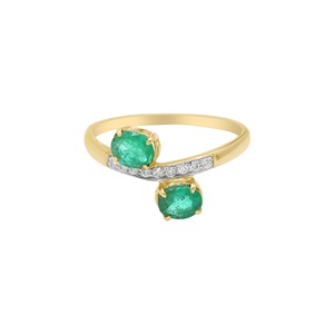 Bague de fiançailles en or jaune massif 18 carats avec émeraude ovale naturelle et diamant, style croisé à deux pierres, Memoria Jewels - Product Image 1