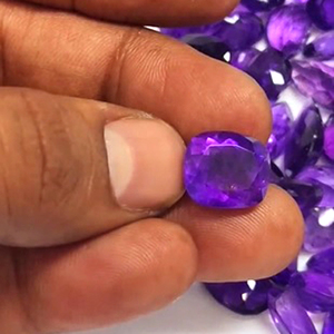 99 pièces d'améthyste bleue naturelle 10mm-17mm, formes poire, ovale, octogonale, facettées, 502 carats, Iroc Sales, pierres précieuses en vrac de haute qualité, certifiées par un tiers - Product Image 2
