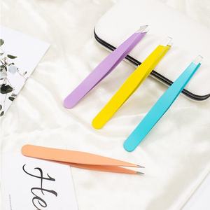 Juego de Pinzas para Cejas RMI de 4 Colores Diferentes, con Punta Plateada y 4 Puntas Diferentes, y Estuche Magnético Blanco - Product Image 6