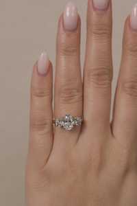 Bague de fiançailles à trois diamants en or massif 10k 14k, sertie à griffes de 2,4 mm, diamants ovales et ronds de laboratoire certifiés IGI, bijoux de luxe modernes pour mariée - Product Image 2
