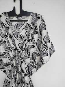 Vestido Kaftan de Algodón con Estampado de Cebra Hecho a Mano en India, Ligero, para Playa - Product Image 4