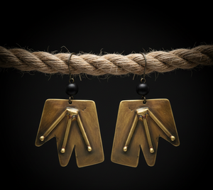 Boucles d'oreilles pendantes géométriques en laiton doré faites à la main, avec accents de perles noires, revêtement PU durable résistant au ternissement pour femmes - Product Image 6