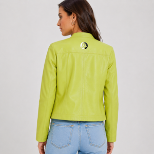 Chaqueta de cuero para mujer con un estilo elegante, acabado premium y ajuste cómodo, ideal para viajes, trabajo y reuniones informales. - Product Image 3