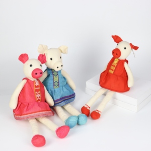 Truc Lam Jouet en peluche fait main, Porc à pattes longues ethnique thaïlandais Mai Chau vêtu d'un brocart, taille S, Haute Qualité - Product Image 1