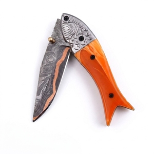 Couteau de poche pliant artisanal en acier Damas cuivré, motif poisson, manche en résine orange, bolster gravé, fournisseur en gros - Product Image 1