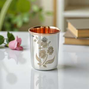 Gobelet à boire en cuivre finition argentée avec gravure florale, tasse en métal faite à la main pour l'eau, le jus, la maison, la restauration, les hôtels, les cadeaux - Product Image 3
