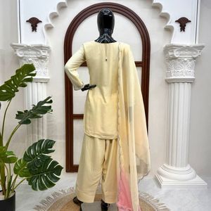 Ensemble Kurti et Palazzo en Rayonne Lourde Brodé avec Dupatta en Soie Tibby Teintée, Travaux de Broderie à la Main, Vêtements Ethniques de Créateur en Gros - Product Image 4