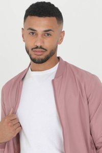 Chaqueta Bomber Personalizada para Hombre con Logotipo Frontal, Bordado Chenille Rosa y Azul, Impresión por Transferencia de Calor, Resistente al Viento, Transpirable, de Poliéster - Product Image 3
