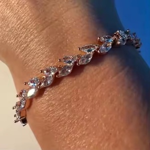 Pulsera de tenis de moissanita y perlas de agua dulce chapada en oro rosa con corte de pera y engaste de canal, joyería de lujo para mujer para bodas - Product Image 2