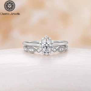 Bague de fiançailles Charm_Jewells pour femme, plaquée or 18 carats, avec moissanite taille coussin, sertissage classique à griffes, accents pavés, motif floral - Product Image 4