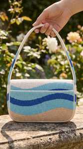 Sac à main rectangulaire en polyester brodé à la main avec perles, motif à rayures ondulées, bleu et blanc - Product Image 3
