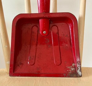 Recogedor de Polvo de Metal Rojo Vintage, Decoración de Pared para Cocina o Lavandería, Estilo Rústico - Product Image 1