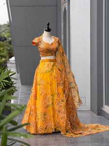 Ensemble prêt-à-porter de lehenga en organza imprimé numériquement par un designer, avec chemisier imprimé en organza et dupatta en georgette. - Product Image 5