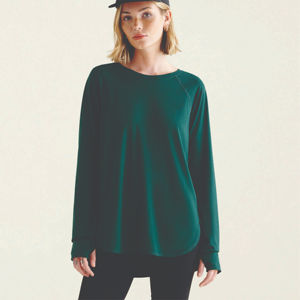 Camiseta de manga larga premium con detalles minimalistas y tela suave que ofrece un look moderno, adecuada tanto para el trabajo como para el fin de semana. - Product Image 1