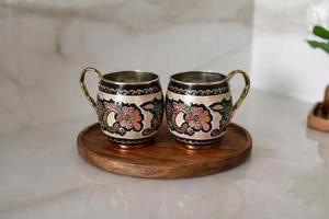 Mug en cuivre émaillé noir peint à la main avec motif floral gravé, poignée en laiton, vaisselle décorative, collection cadeau - Product Image 6