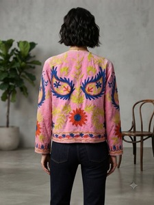 Veste en velours brodée Suzani rose artisanale pour femme, motif floral coloré, style ethnique bohème, vente en gros, vêtements d'extérieur - Product Image 2