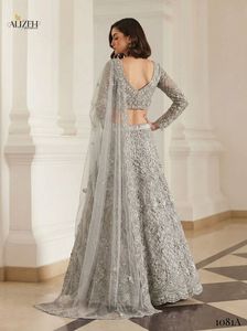 ชุดเลเฮนกาปักลายสีเขียวอ่อน ผ้าคลุมไหล่แบบตาข่าย เสื้อคอวี ชุดแต่งงานสไตล์อินเดียแบบบาเนราสี - Product Image 4