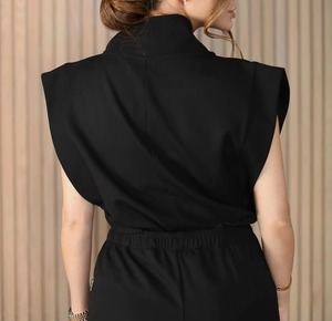 Elegante blusa de enfermería negra sin mangas con cremallera, uniforme médico contemporáneo, moda profesional para el cuidado de la salud. - Product Image 5