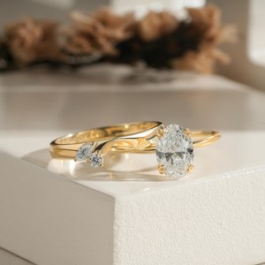 Anillo de Compromiso con Diamante de Corte Oval en Oro Amarillo con Piedras Laterales Marquise y Redondas, Anillo de Novia de Lujo, Regalo de Boda - Product Image 3