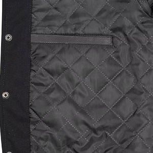 Veste varsity noire pour homme avec manches en simili cuir, style baseball classique, vêtement d'extérieur décontracté - Product Image 4